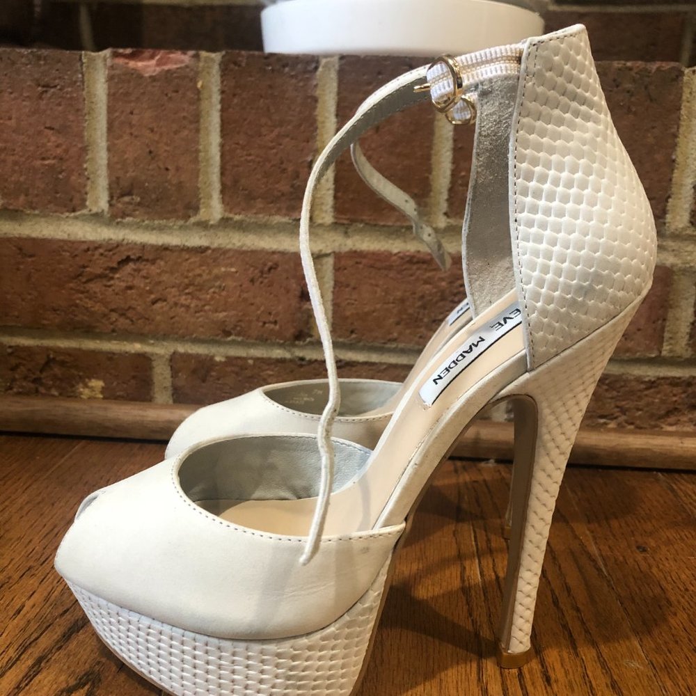 Lady Shoes - Picture 2 of 3